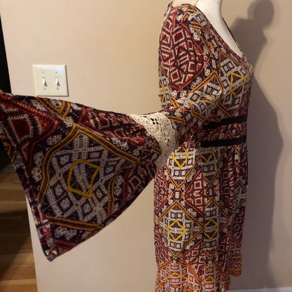 ⭐️ Chelsea And Violet BoHo Bell Sleeve - Picture 6 of 9